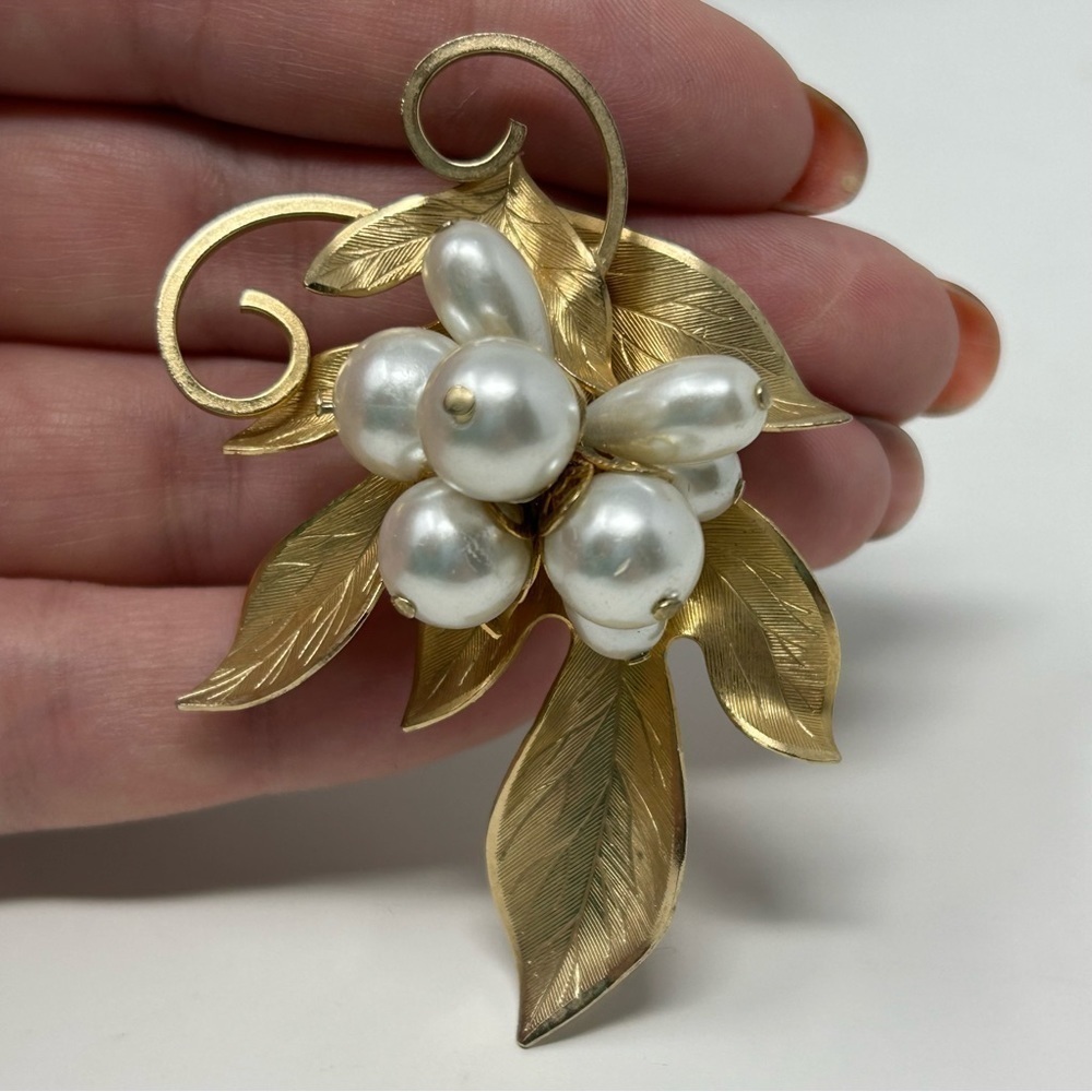 Vintage Statement Faux Pearl Cluster Gold Tone Leaf Brooch Swirl Textured